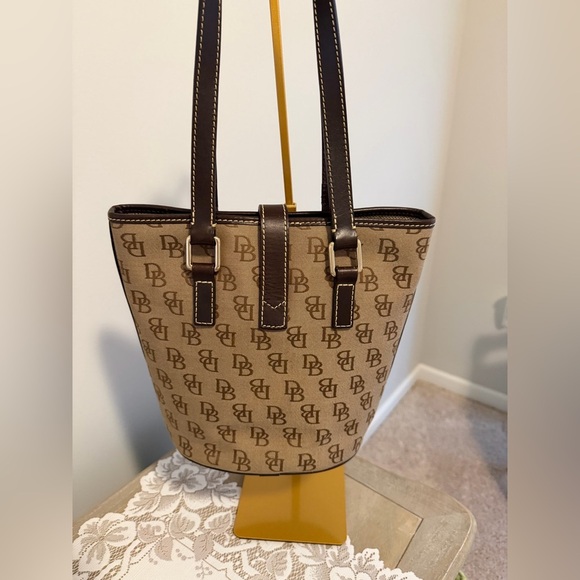 Dooney & Bourke Monogram Bucket Shoulder Bag 9x10 EUC - Picture 2 of 12